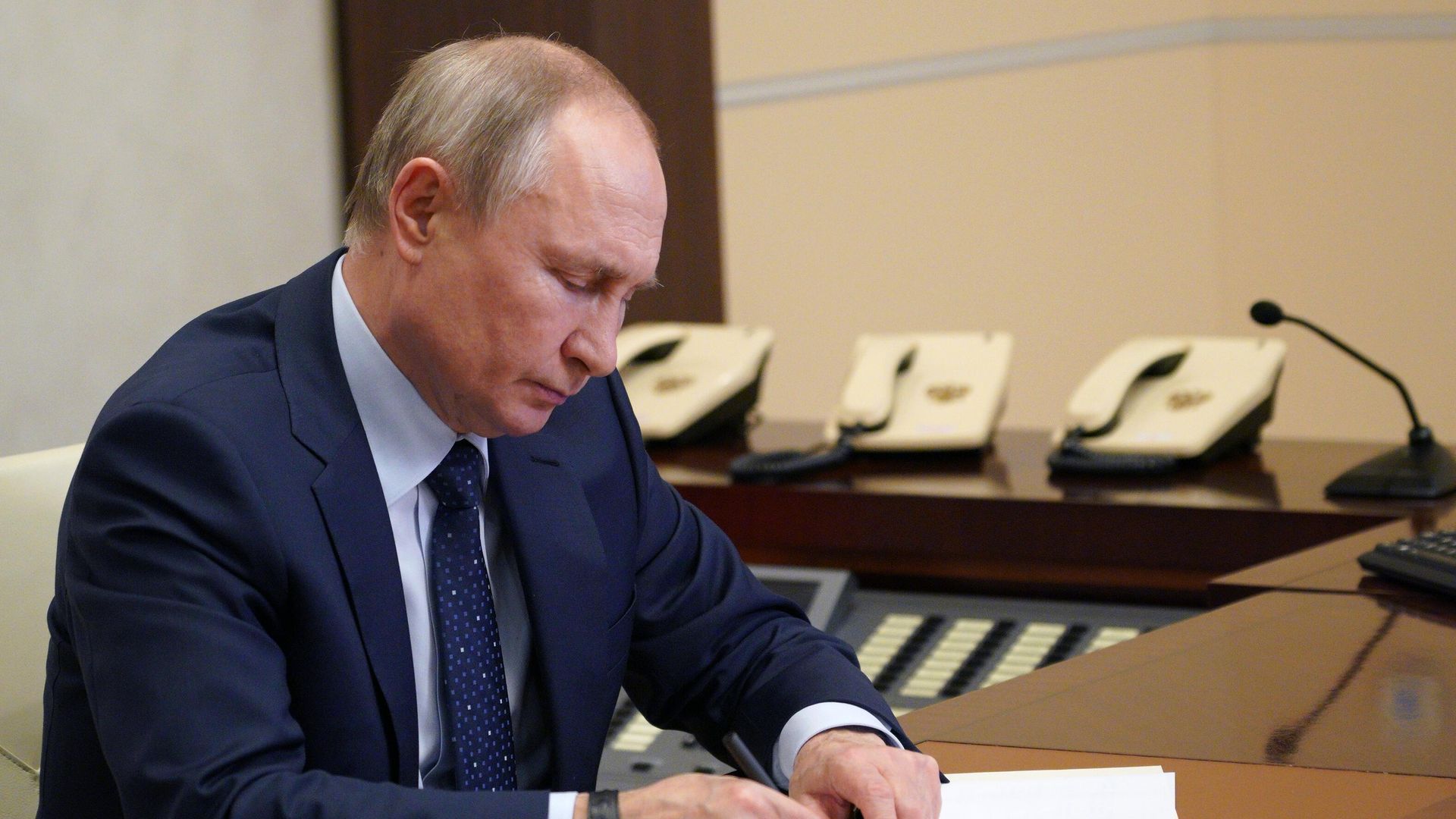 Президент РФ Владимир Путин проводит встречу в режиме видеоконференции с Олегом Мельниченко, в ходе которой подписал Указ о его назначении временно исполняющим обязанности губернатора Пензенской области - РИА Новости, 1920, 25.10.2021