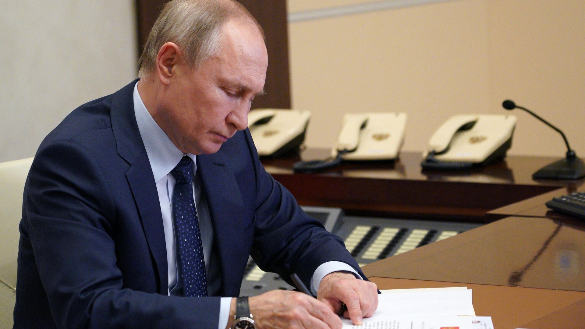 Президент РФ Владимир Путин проводит встречу в режиме видеоконференции с Олегом Мельниченко, в ходе которой подписал Указ о его назначении временно исполняющим обязанности губернатора Пензенской области Президент РФ Владимир Путин проводит встречу в режиме видеоконференции с Олегом Мельниченко, в ходе которой подписал Указ о его назначении временно исполняющим обязанности губернатора Пензенской области - РИА Новости, 1920, 02.07.2021