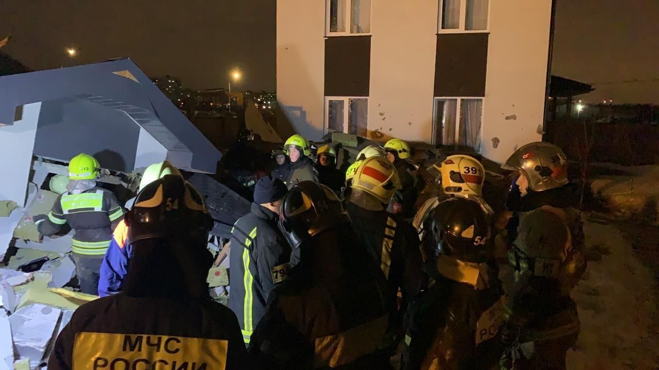 Сотрудники МЧС на месте обрушения строящегося частного дома в Новой Москве Сотрудники МЧС на месте обрушения строящегося частного дома в Новой Москве - РИА Новости, 1920, 27.03.2021