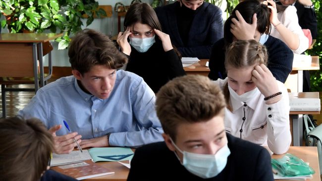 Учащиеся во время урока в общеобразовательной школе Учащиеся во время урока в общеобразовательной школе