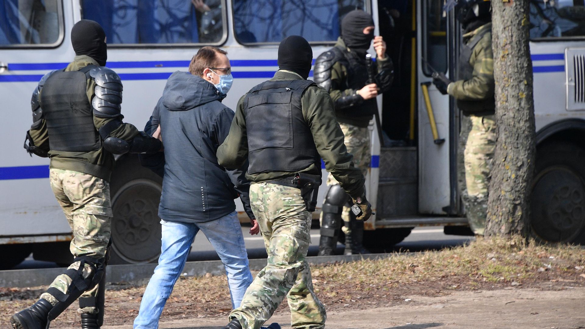 Задержание сотрудниками правоохранительных органов участника несанкционированной акции в Минске - РИА Новости, 1920, 19.04.2021