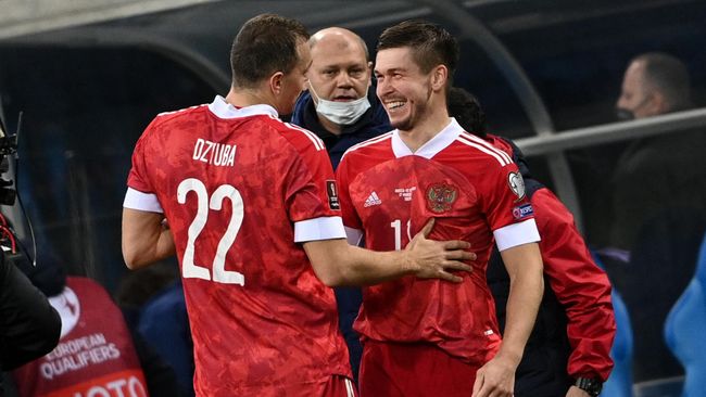 Слева направо: игроки сборной России Артем Дзюба и Рифат Жемалетдинов радуются победеу в матче отборочного турнира чемпионата мира по футболу 2022 между сборными командами России и Словении.