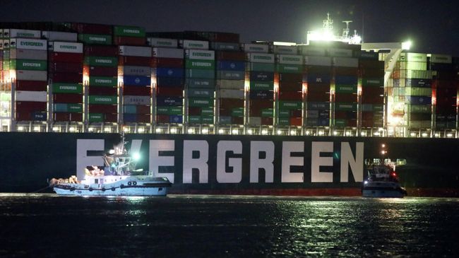 Буксир возле контейнеровоза Ever Given, севшего на мель на 151-м километре Суэцкого канала