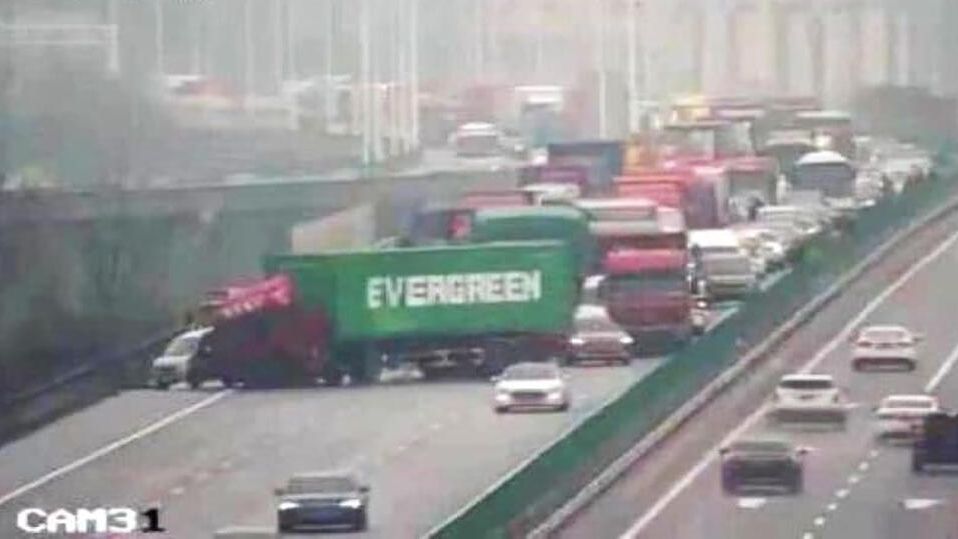 Грузовик фирмы Evergreen на автомагистрали в Китае. Кадр с камеры видеонаблюдения Грузовик фирмы Evergreen на автомагистрали в Китае. Кадр с камеры видеонаблюдения - РИА Новости, 1920, 28.03.2021