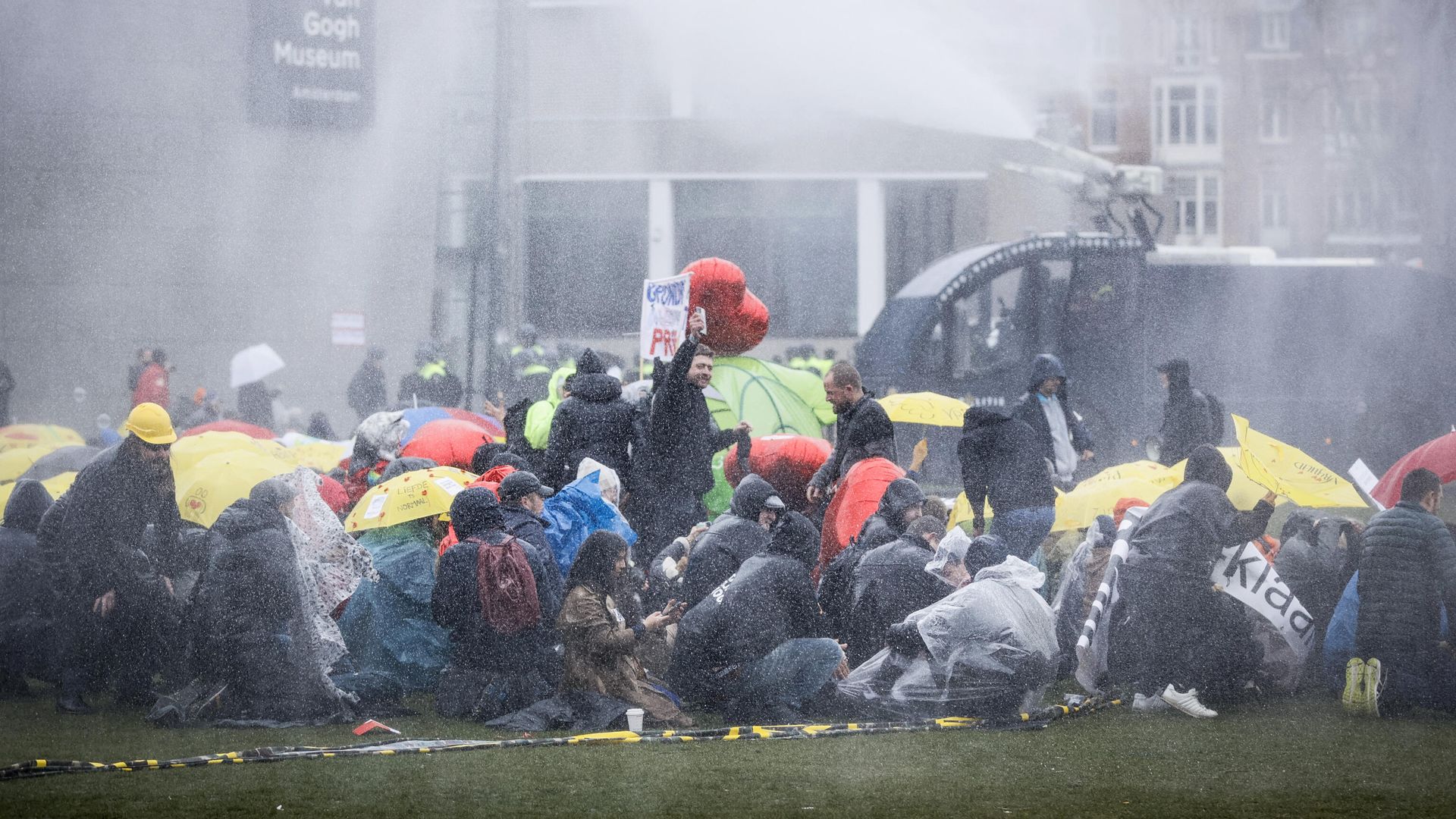 Применение водометов на акции протеста против COVID-мер в Амстердаме Применение водометов на акции протеста против COVID-мер в Амстердаме - РИА Новости, 1920, 28.03.2021