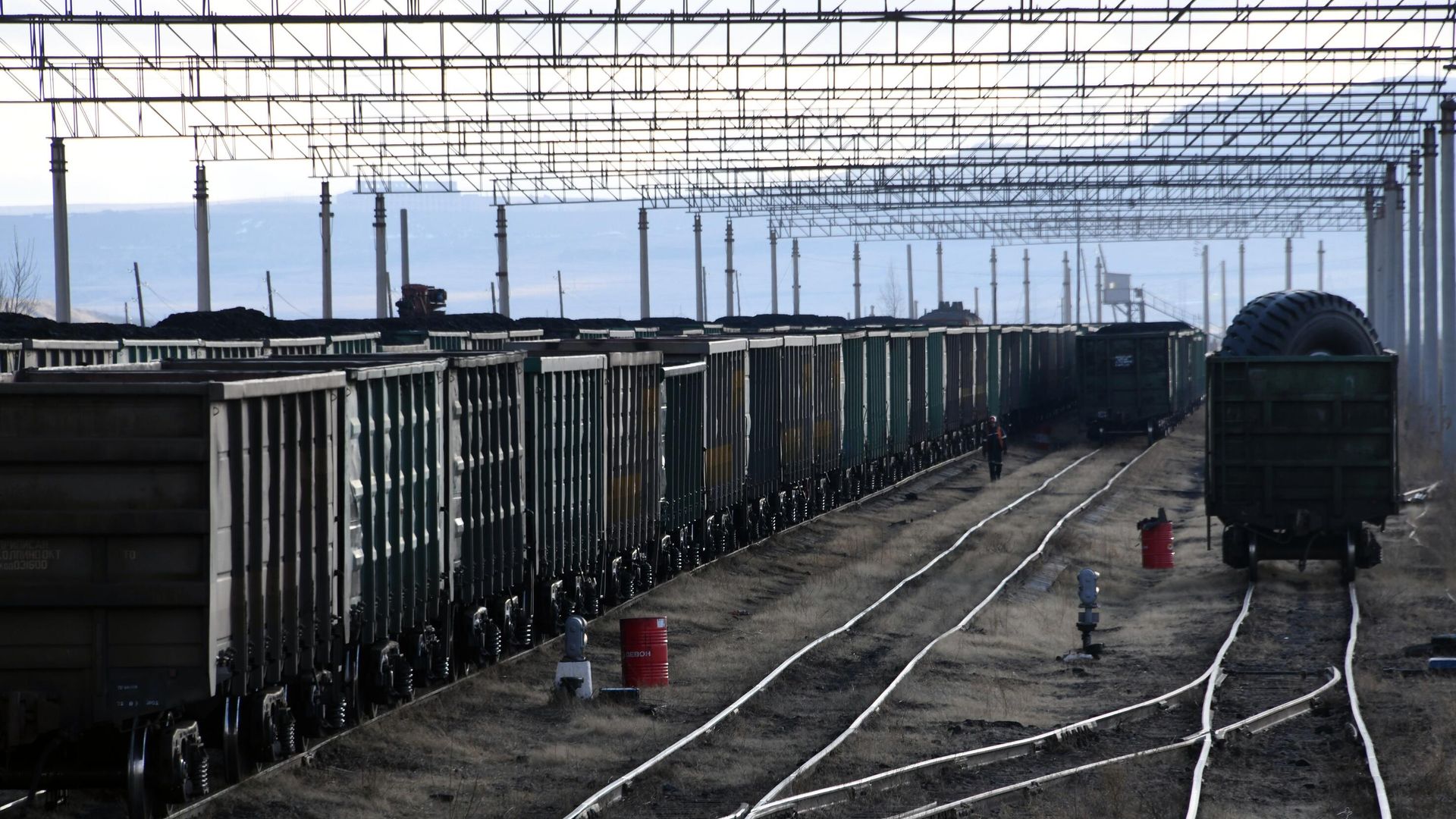 Предназначенные для погрузки угля железнодорожные вагоны Предназначенные для погрузки угля железнодорожные вагоны - РИА Новости, 1920, 27.06.2022