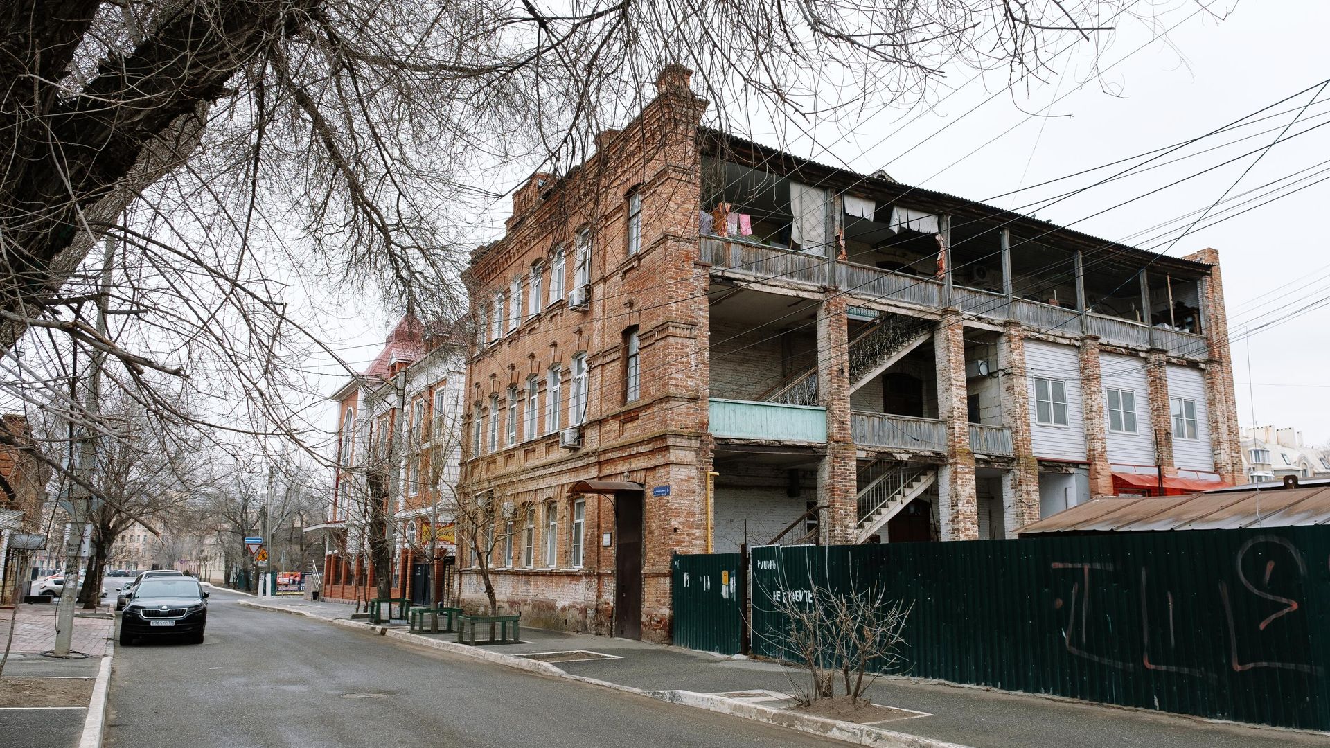 Один из многоквартирных аварийных домов в Астрахани - РИА Новости, 1920, 14.05.2021