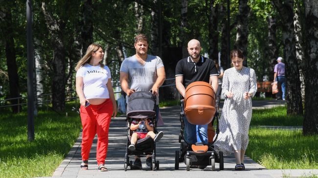 Отдыхающие в парке Дружбы в Москве. Декретные выплаты