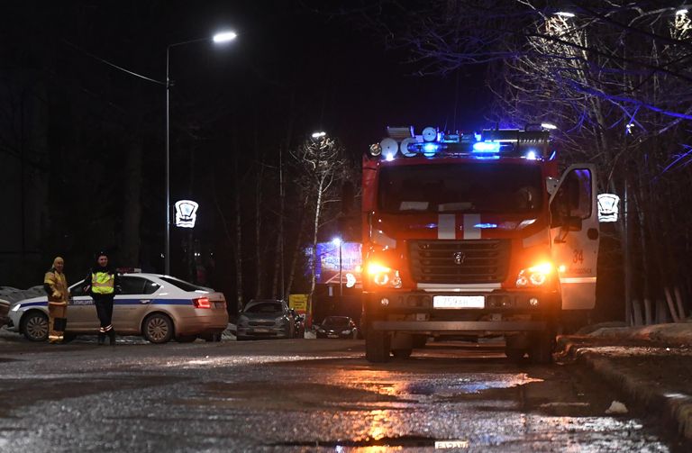 Сотрудники пожарной службы МЧС РФ и полиции дежурят на месте взрыва газа в многоквартирном доме по улице Ленина в Зеленодольске Сотрудники пожарной службы МЧС РФ и полиции дежурят на месте взрыва газа в многоквартирном доме по улице Ленина в Зеленодольске