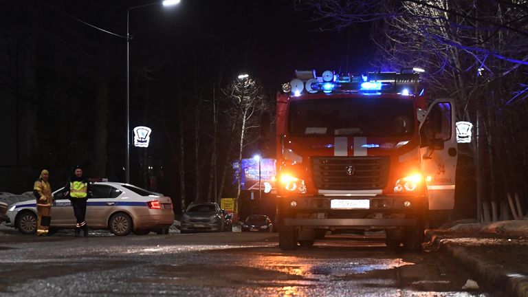 Сотрудники пожарной службы МЧС РФ и полиции дежурят на месте взрыва газа в многоквартирном доме по улице Ленина в Зеленодольске Сотрудники пожарной службы МЧС РФ и полиции дежурят на месте взрыва газа в многоквартирном доме по улице Ленина в Зеленодольске