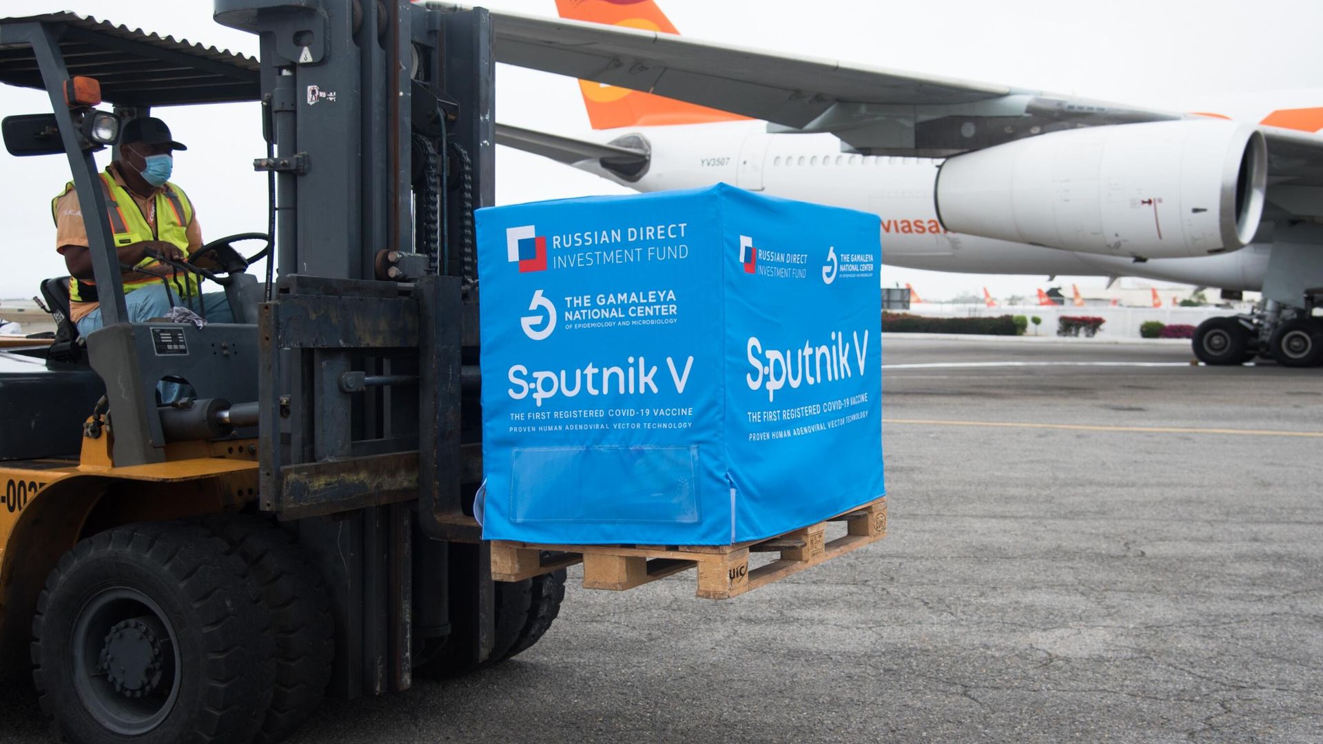 Новая партия вакцины Sputnik V прибыла в Венесуэлу Новая партия вакцины Sputnik V прибыла в Венесуэлу - РИА Новости, 1920, 05.05.2021