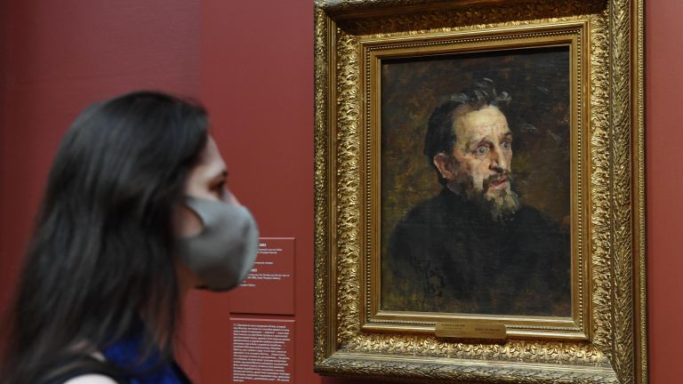 Посетительница около этюда для картины Иван Грозный и сын его Иван 16 ноября 1581 года на выставке Илья Репин: известный и неизвестный в Третьяковской галерее в Москве.