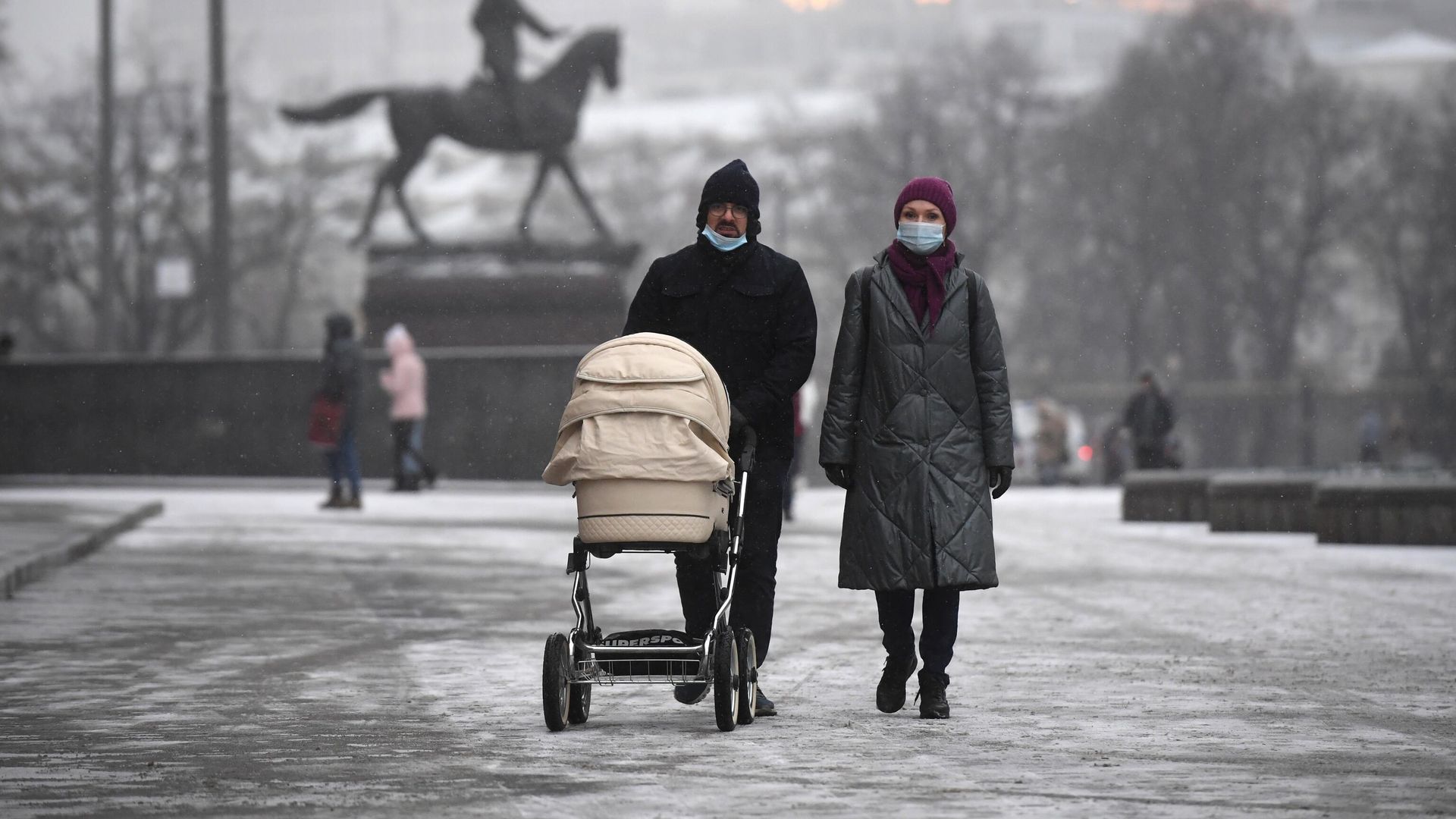 Прохожие на Манежной площади в Москве Прохожие на Манежной площади в Москве - РИА Новости, 1920, 31.03.2021