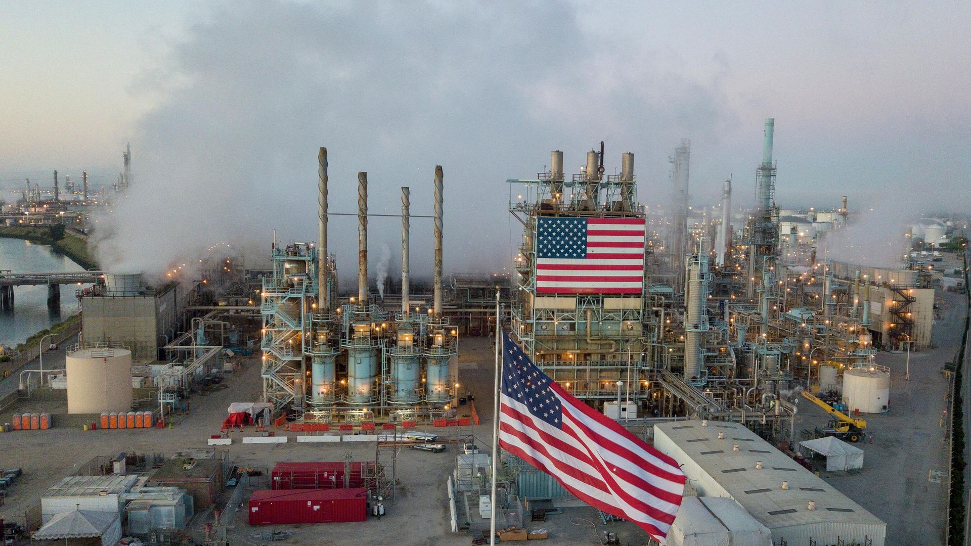 Вид на нефтеперерабатывающий завод в США Вид на нефтеперерабатывающий завод в США - РИА Новости, 1920, 31.03.2021