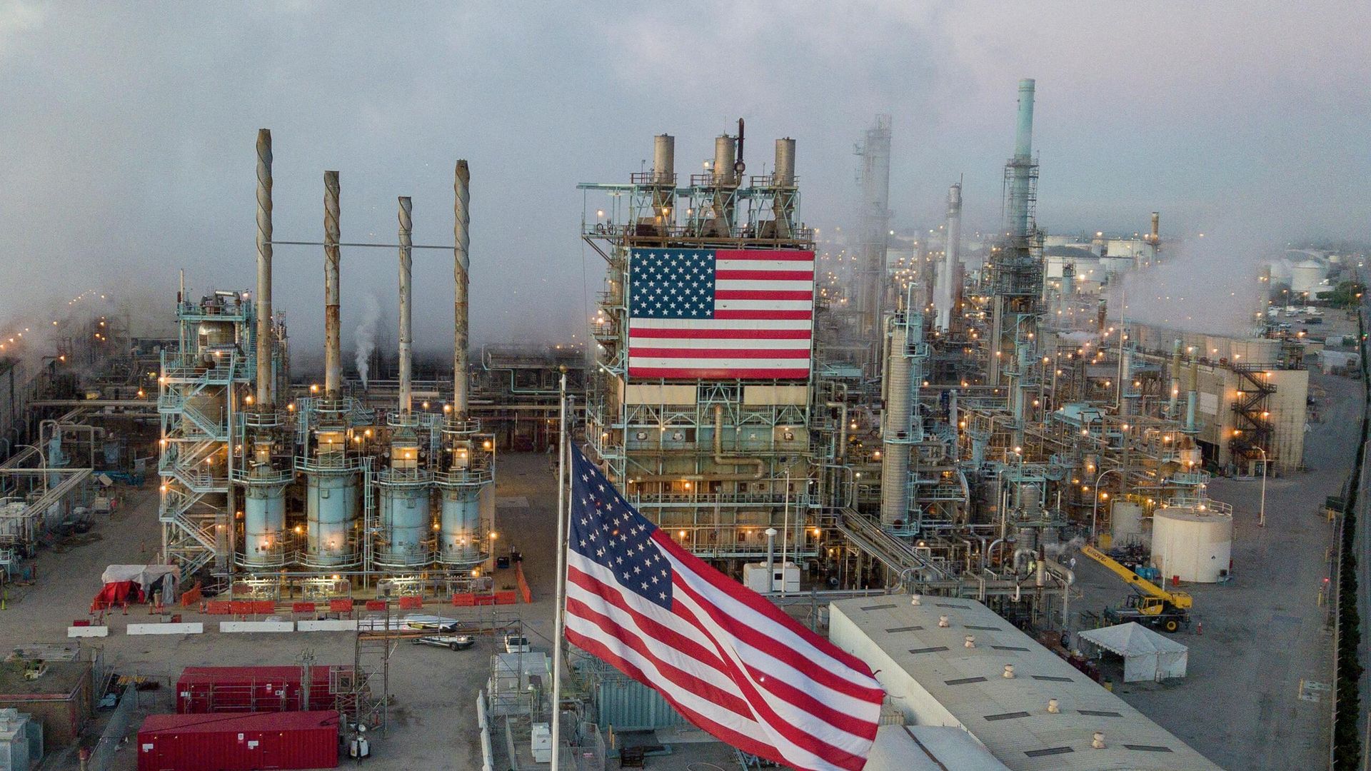 Вид на нефтеперерабатывающий завод в США Вид на нефтеперерабатывающий завод в США - РИА Новости, 1920, 31.03.2021