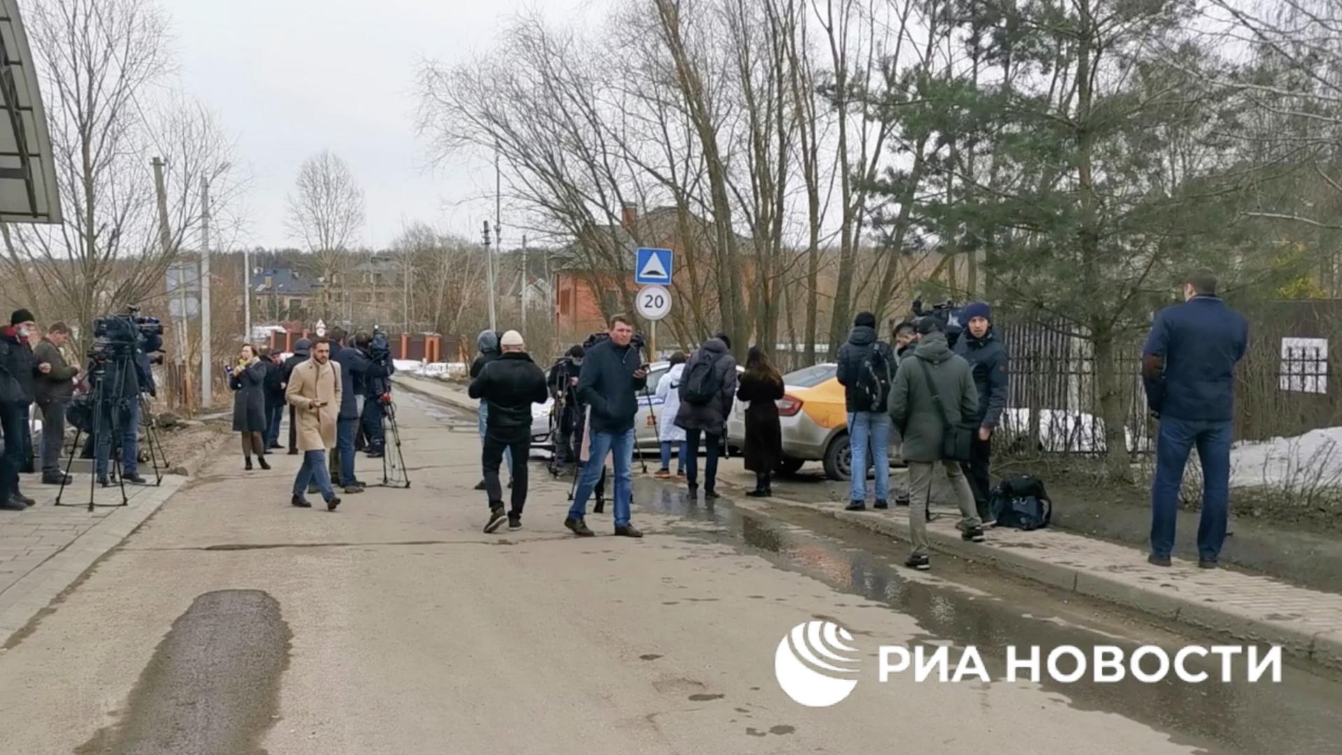 Пресса на месте стрельбы в коттеджном поселке Новые Вешки. Кадр видео - РИА Новости, 1920, 30.03.2021