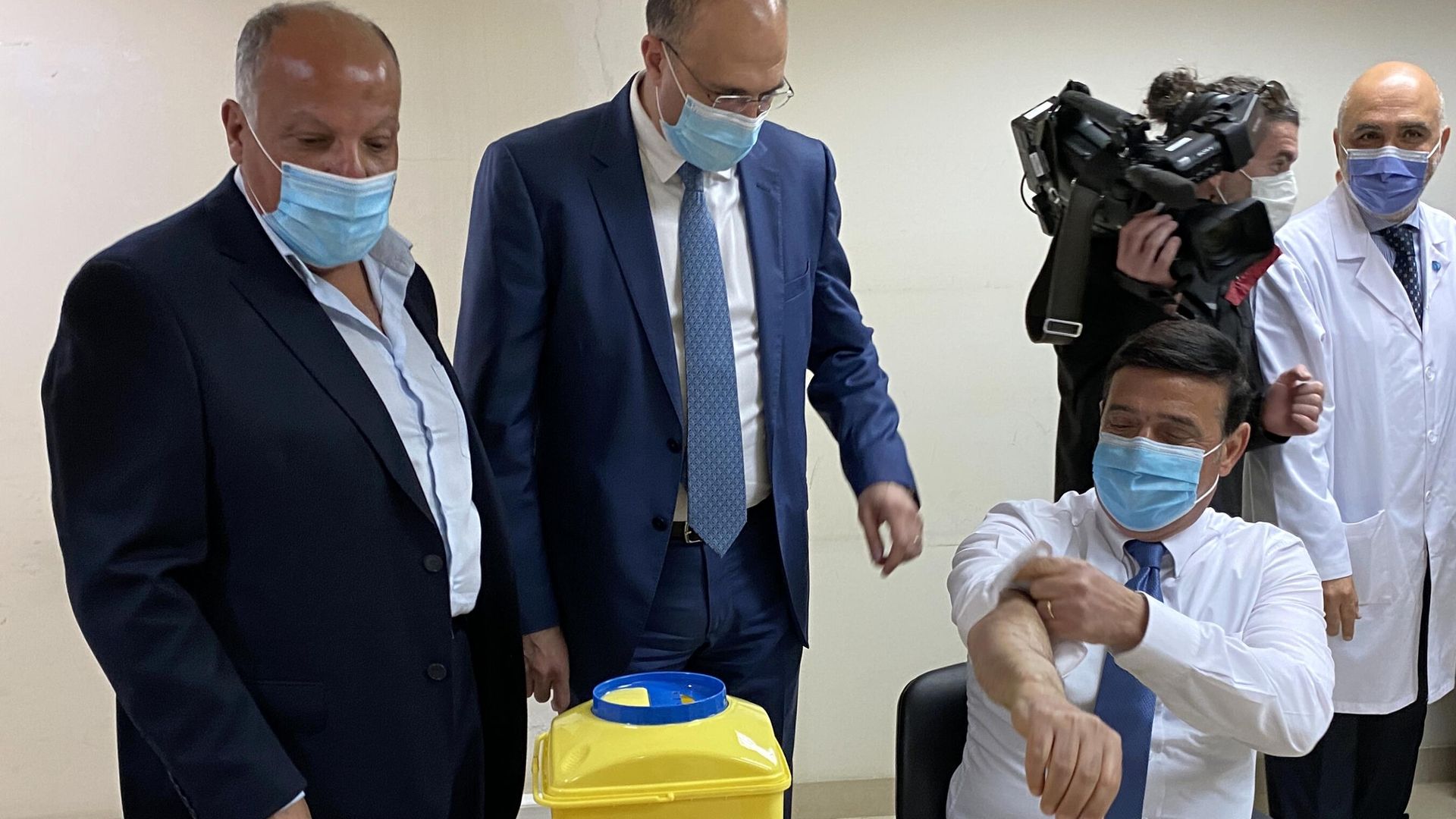 Министр транспорта Ливана Мишель Наджар, министр здравоохранения Ливана Хамед Хасан во время вакцинации от коронавируса Министр транспорта Ливана Мишель Наджар, министр здравоохранения Ливана Хамед Хасан во время вакцинации от коронавируса - РИА Новости, 1920, 30.03.2021