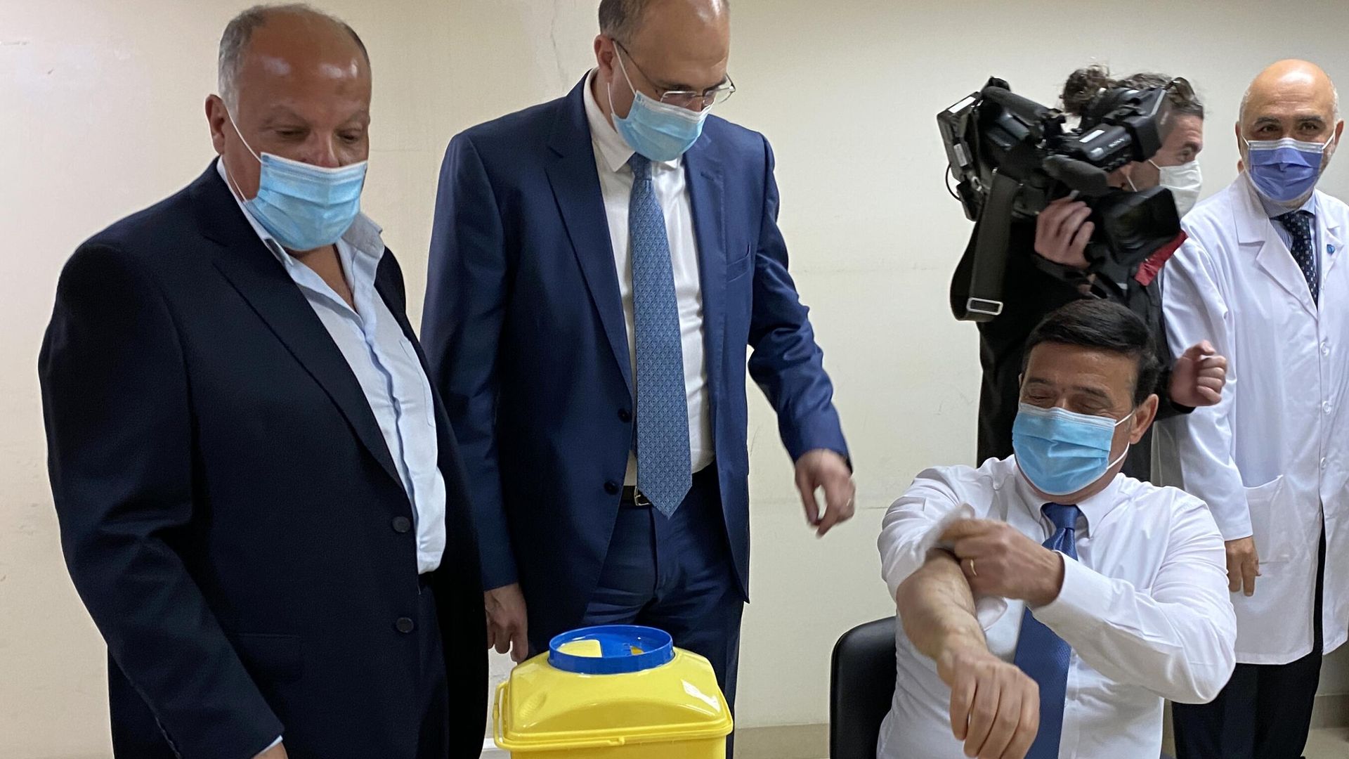 Министр транспорта Ливана Мишель Наджар, министр здравоохранения Ливана Хамед Хасан во время вакцинации от коронавируса Министр транспорта Ливана Мишель Наджар, министр здравоохранения Ливана Хамед Хасан во время вакцинации от коронавируса - РИА Новости, 1920, 30.03.2021