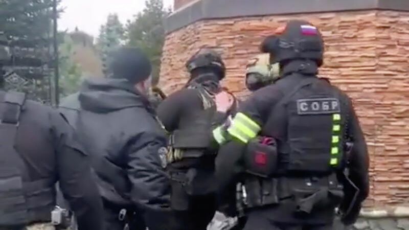Сотрудники СОБР на месте стрельбы в коттеджном поселке Новые Вешки. Кадр видео Сотрудники СОБР на месте стрельбы в коттеджном поселке Новые Вешки. Кадр видео - РИА Новости, 1920, 30.03.2021