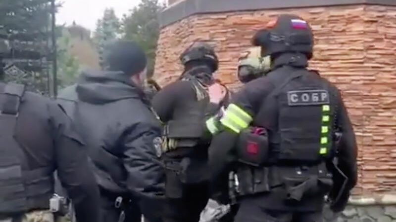 Сотрудники СОБР на месте стрельбы в коттеджном поселке Новые Вешки. Кадр видео Сотрудники СОБР на месте стрельбы в коттеджном поселке Новые Вешки. Кадр видео - РИА Новости, 1920, 30.03.2021
