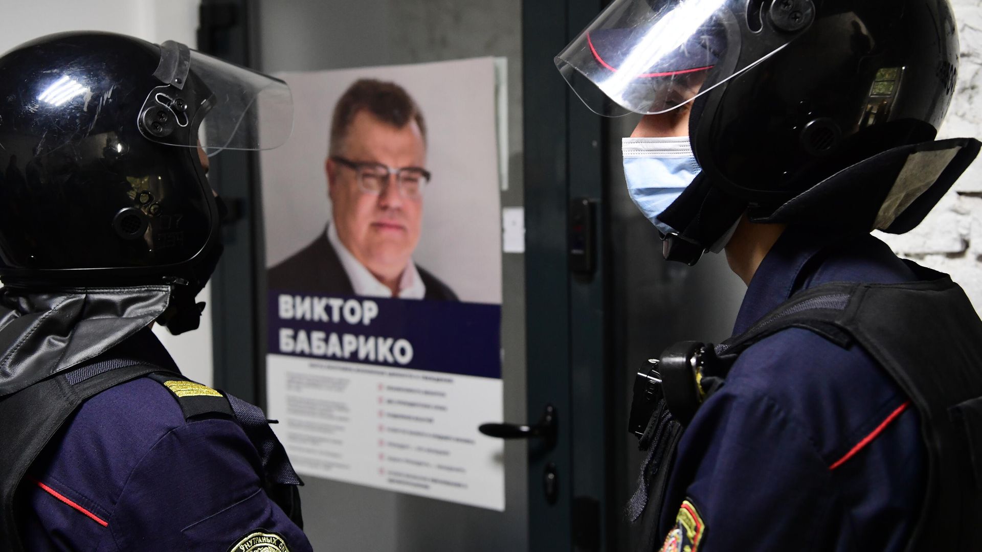 Сотрудники милиции у входа в штаб Виктора Бабарико в Минске Сотрудники милиции у входа в штаб Виктора Бабарико в Минске - РИА Новости, 1920, 22.06.2021