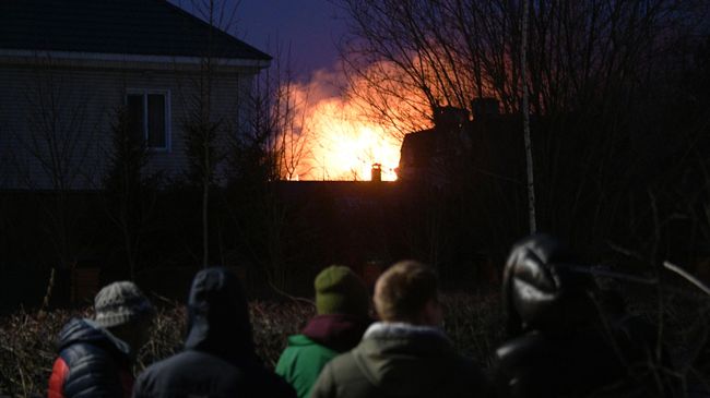 Возгорание в доме забаррикадировавшегося в Мытищах пенсионера, открывшего огонь по сотрудникам правоохранительных органов