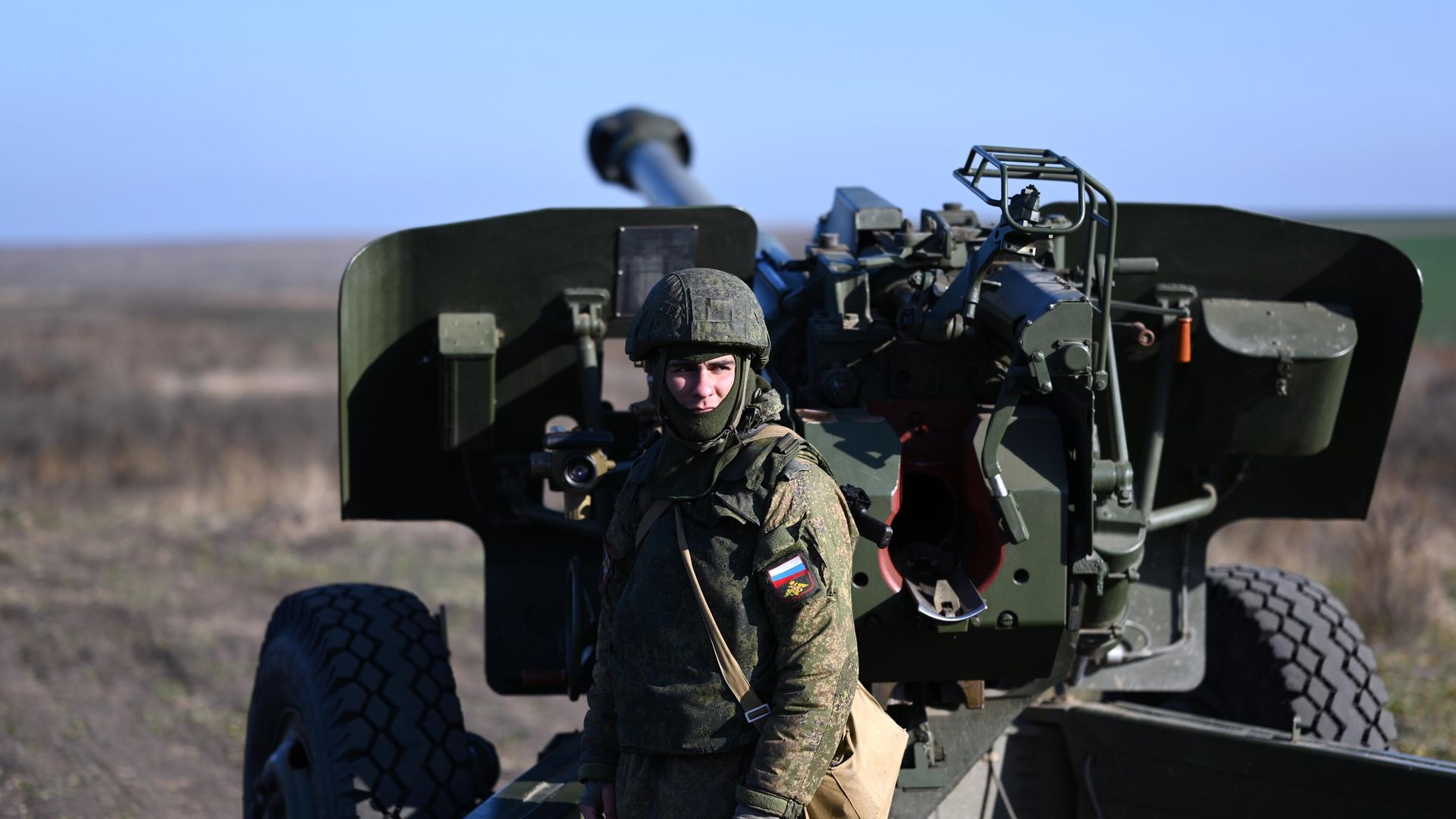 Военнослужащий подготавливает гаубицу к боевым стрельбам Военнослужащий подготавливает гаубицу к боевым стрельбам - РИА Новости, 1920, 31.03.2021