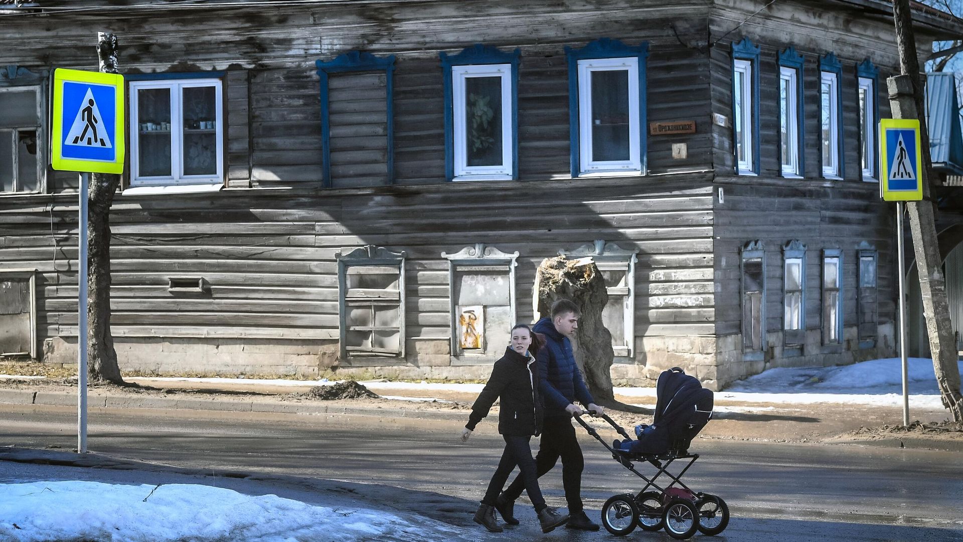 Дореволюционный дом в стиле деревянной неоклассики на улице Орджоникидзе в городе Кимры Дореволюционный дом в стиле деревянной неоклассики на улице Орджоникидзе в городе Кимры - РИА Новости, 1920, 31.03.2021