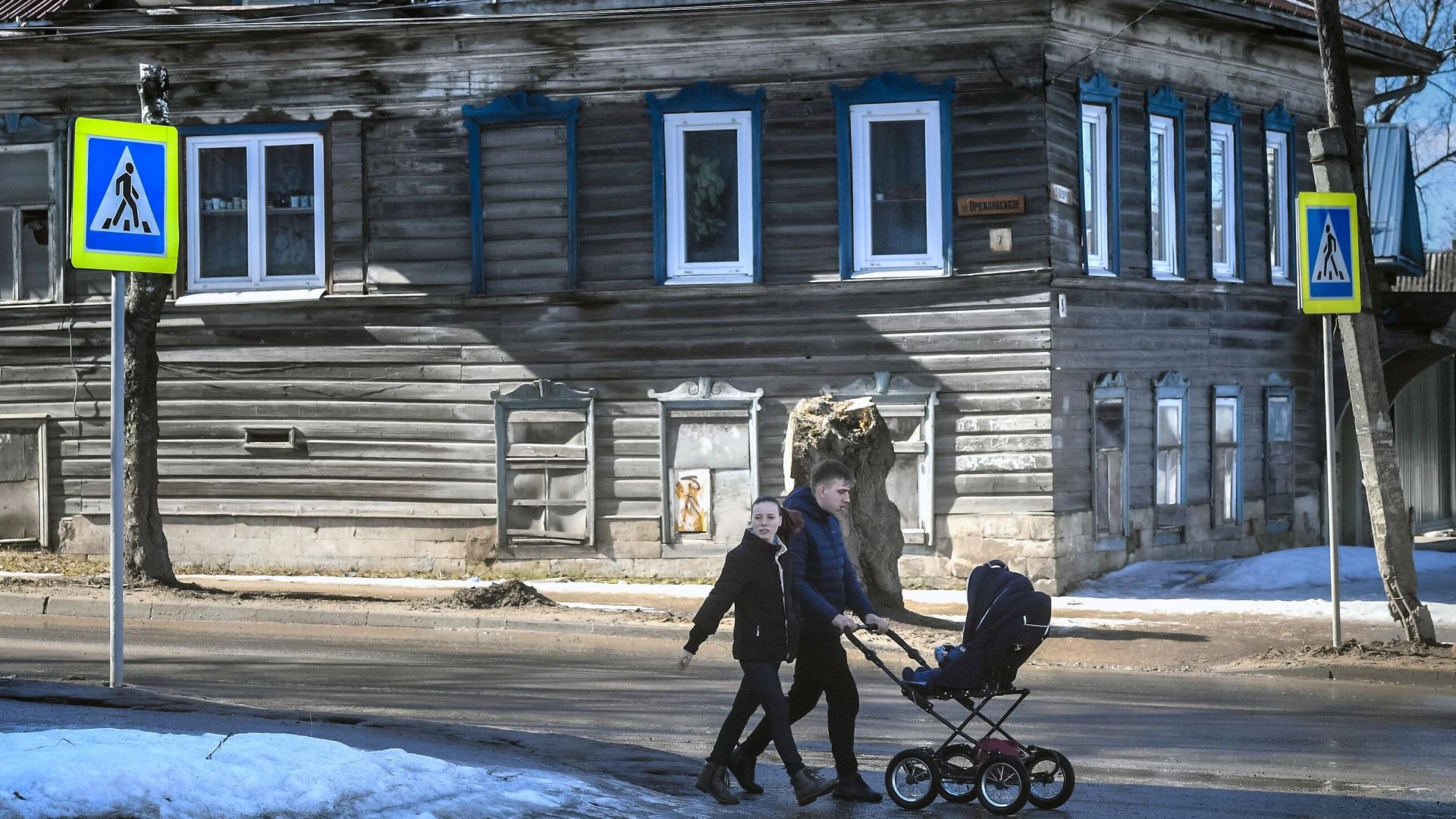 Дореволюционный дом в стиле деревянной неоклассики на улице Орджоникидзе в городе Кимры Дореволюционный дом в стиле деревянной неоклассики на улице Орджоникидзе в городе Кимры - РИА Новости, 1920, 31.03.2021