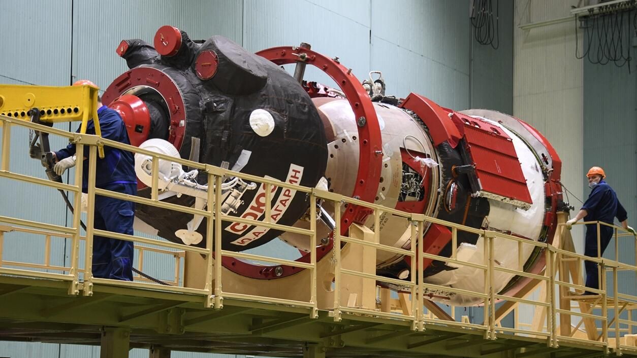 Транспортный пилотируемый корабль Союз МС-18 доставлен на космодром Байконур Транспортный пилотируемый корабль Союз МС-18 доставлен на космодром Байконур - РИА Новости, 1920, 01.09.2021