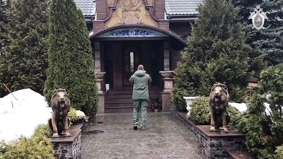 Сотрудник СК России у дома в коттеджном поселке Новые Вешняки, из которого велась стрельба. Кадр видео Сотрудник СК России у дома в коттеджном поселке Новые Вешняки, из которого велась стрельба. Кадр видео - РИА Новости, 1920, 31.03.2021