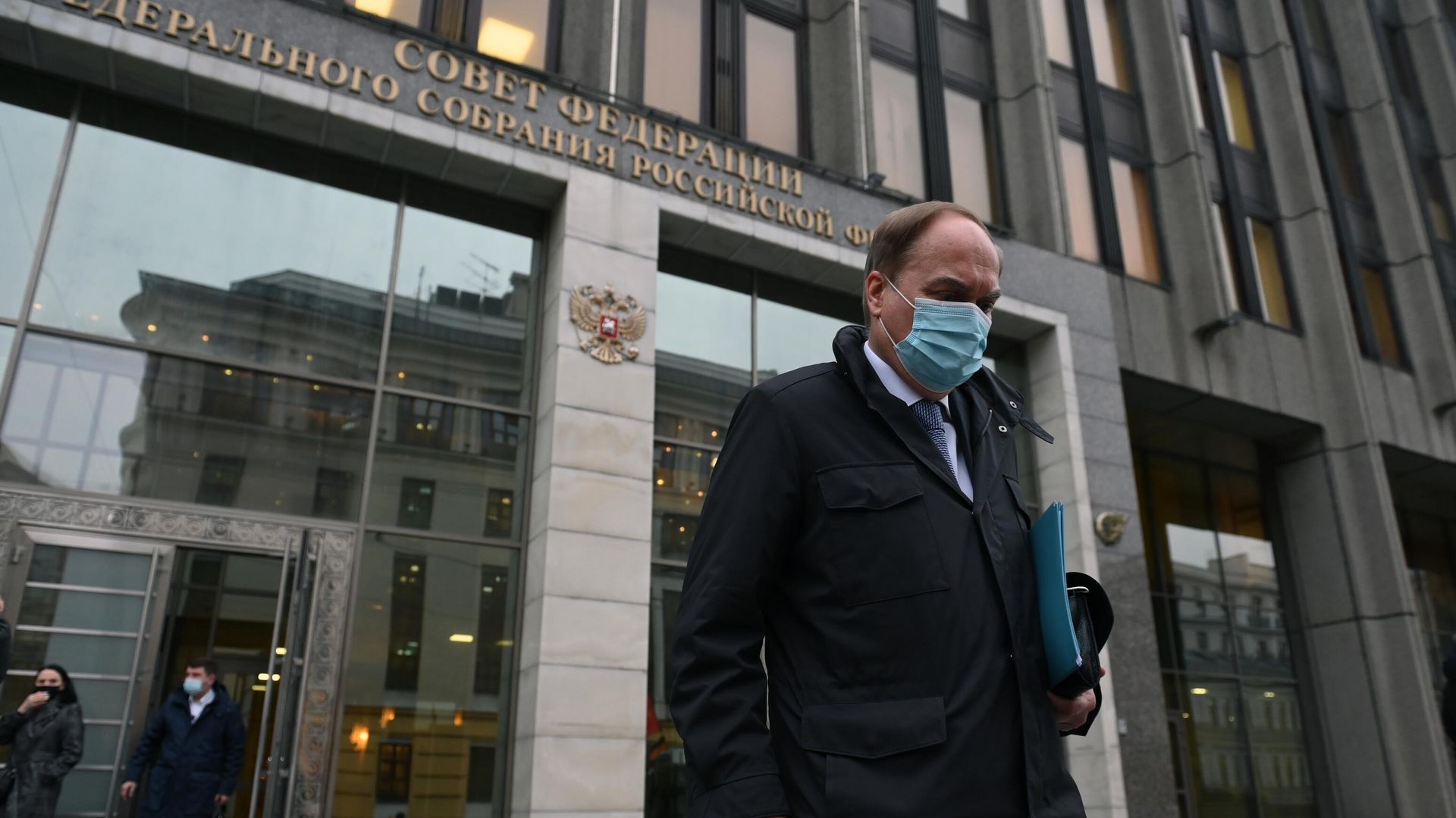 Чрезвычайный и полномочный посол РФ в США Анатолий Антонов выходит из здания Совета Федерации - РИА Новости, 1920, 20.04.2021