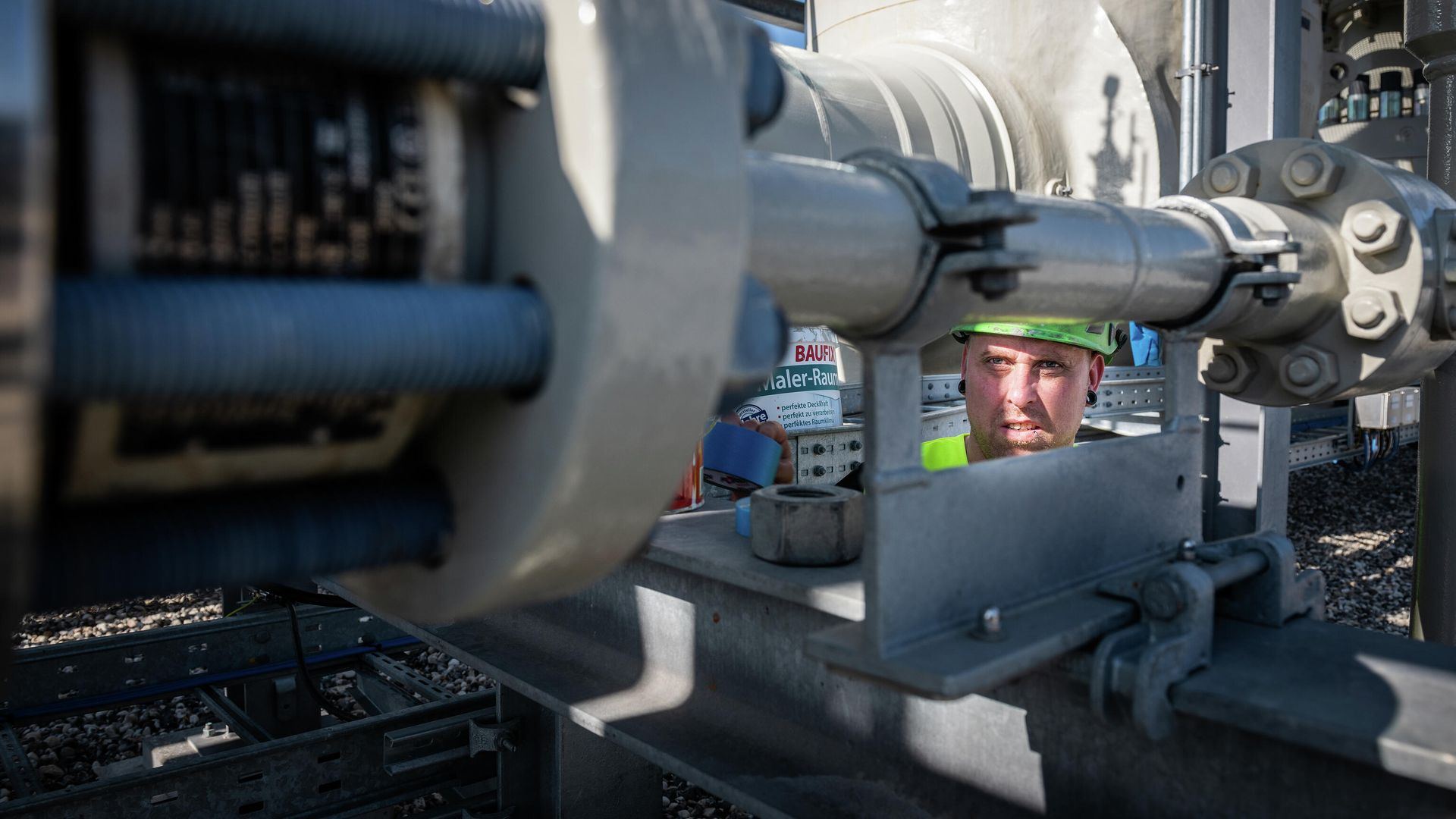 Специалист работает на территории газораспределительного центра магистрального газопровода Северный поток-2 в городе Любмин в Германии Специалист работает на территории газораспределительного центра магистрального газопровода Северный поток-2 в городе Любмин в Германии - РИА Новости, 1920, 03.06.2021