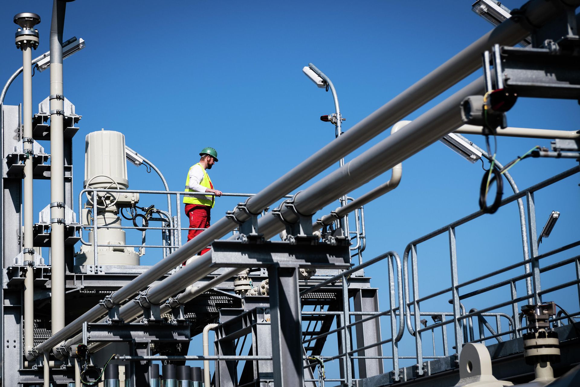 Специалист работает на территории газораспределительного центра Специалист работает на территории газораспределительного центра - РИА Новости, 1920, 15.04.2021