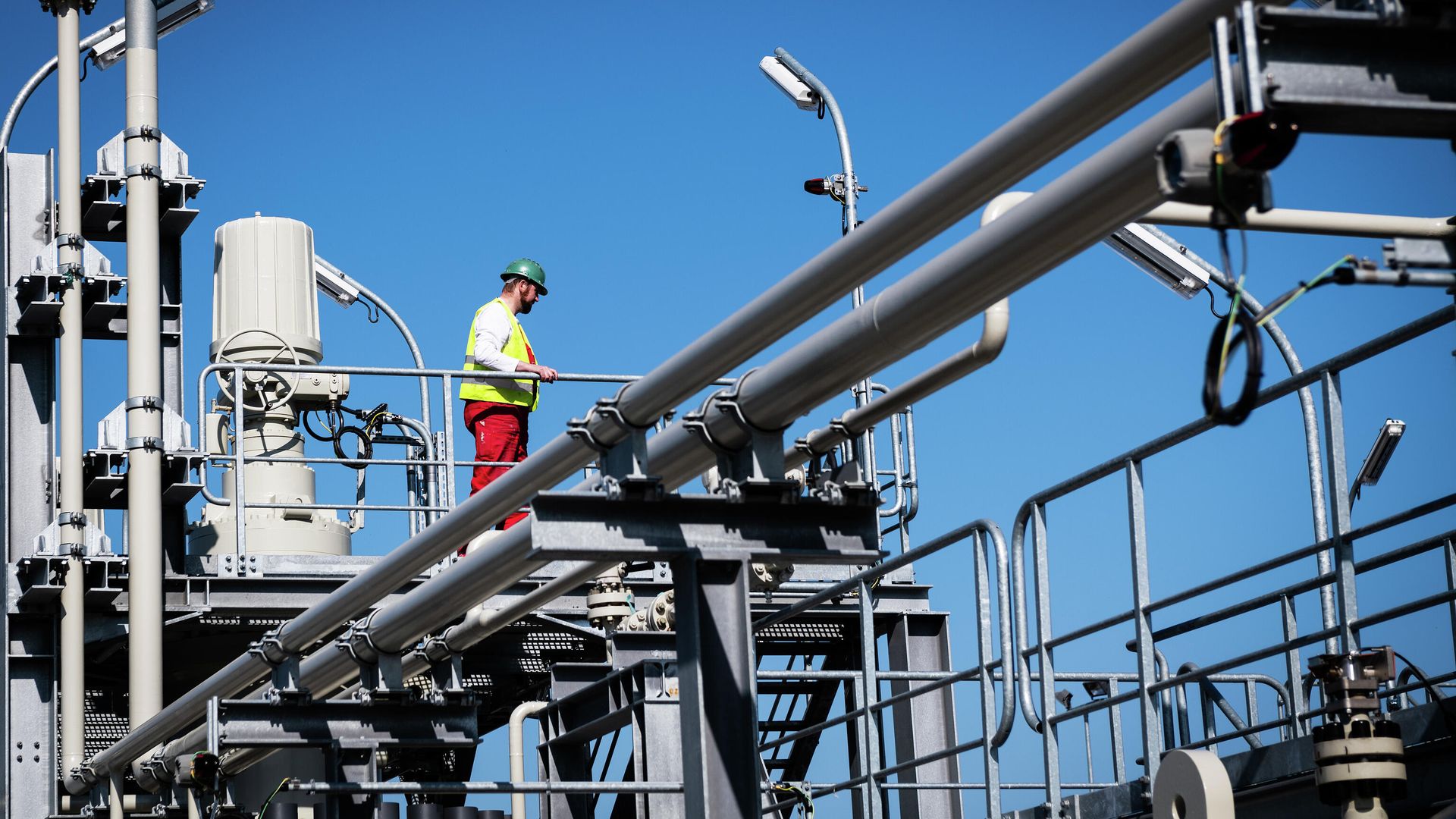 Специалист работает на территории газораспределительного центра Специалист работает на территории газораспределительного центра - РИА Новости, 1920, 15.06.2021