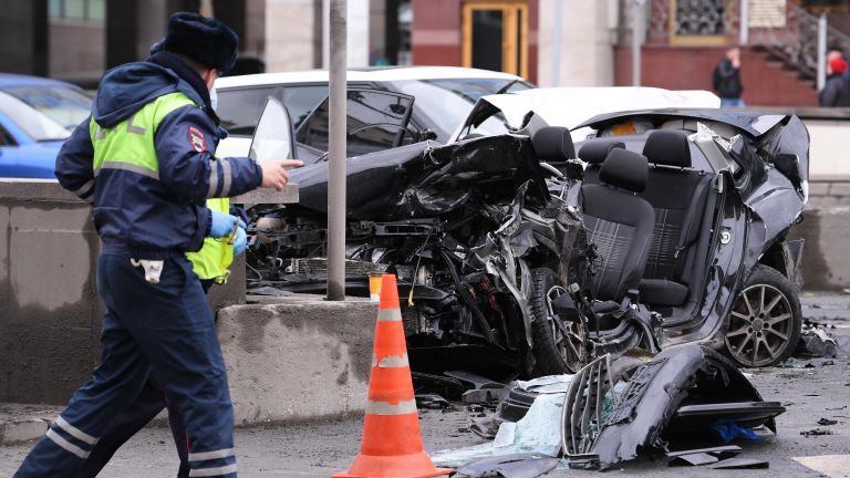 Сотрудники ДПС на месте ДТП на Смоленской площади в Москве Сотрудники ДПС на месте ДТП на Смоленской площади в Москве