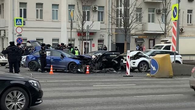 Кадры ДТП на Садовом кольце, где столкнулись пять автомобилей Кадры ДТП на Садовом кольце, где столкнулись пять автомобилей - РИА Новости, 1920, 02.04.2021