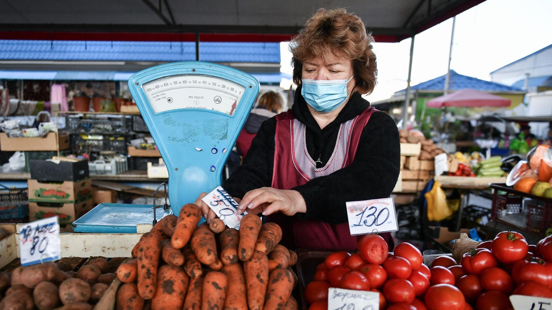 Продавец за прилавком с овощами на рынке в Симферополе Продавец за прилавком с овощами на рынке в Симферополе - РИА Новости, 1920, 07.04.2021