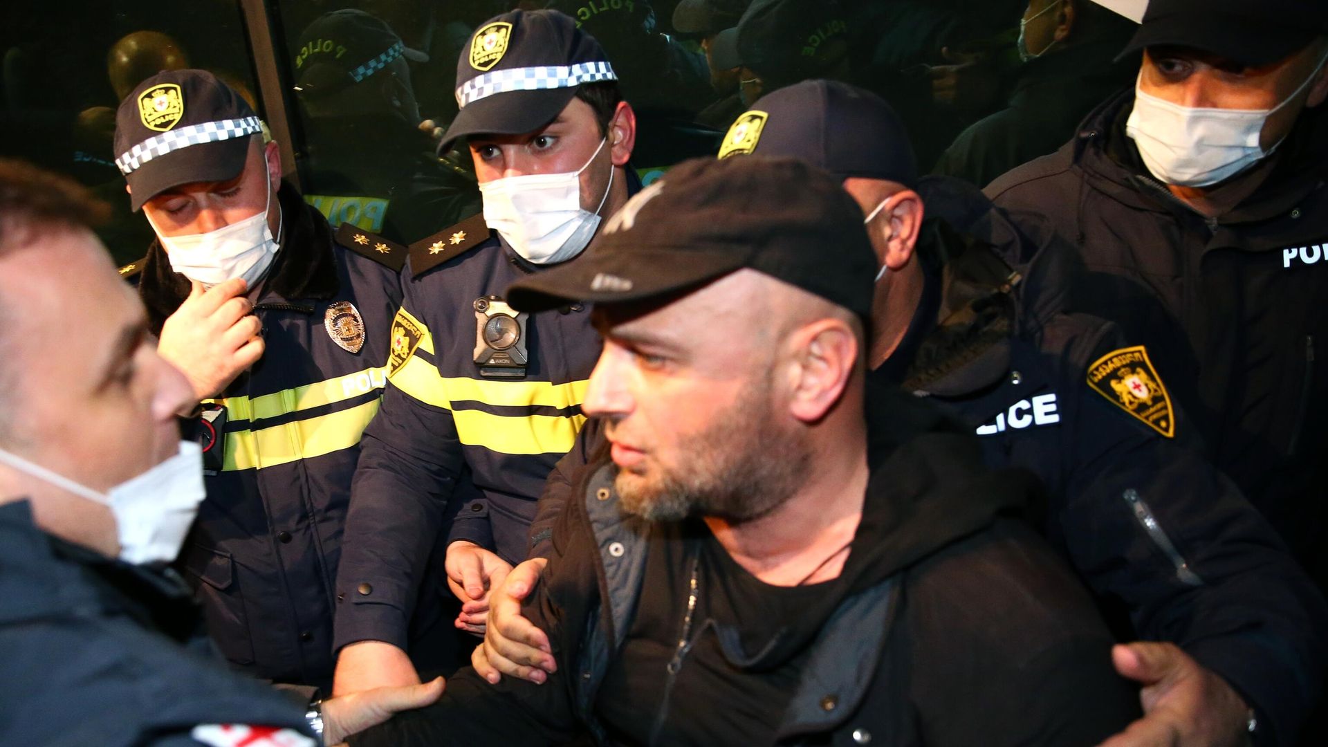 Сотрудники правоохранительных органов и участники акции протеста против визита российского телеведущего Владимира Познера в Тбилиси Сотрудники правоохранительных органов и участники акции протеста против визита российского телеведущего Владимира Познера в Тбилиси - РИА Новости, 1920, 01.04.2021