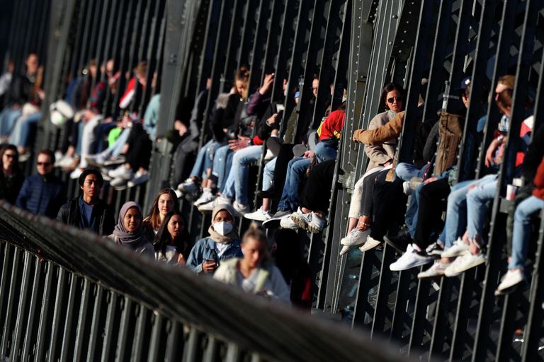 Молодые люди на мосту Хакербрюке в Мюнхене, Германия Молодые люди на мосту Хакербрюке в Мюнхене, Германия