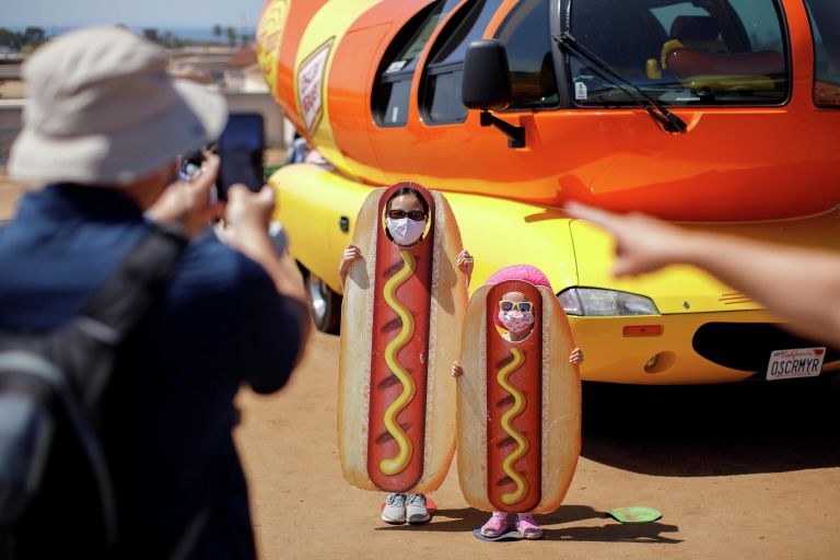 Семья фотографируется на фоне Wienermobile Оскара Майера в Калифорнии Семья фотографируется на фоне Wienermobile Оскара Майера в Калифорнии