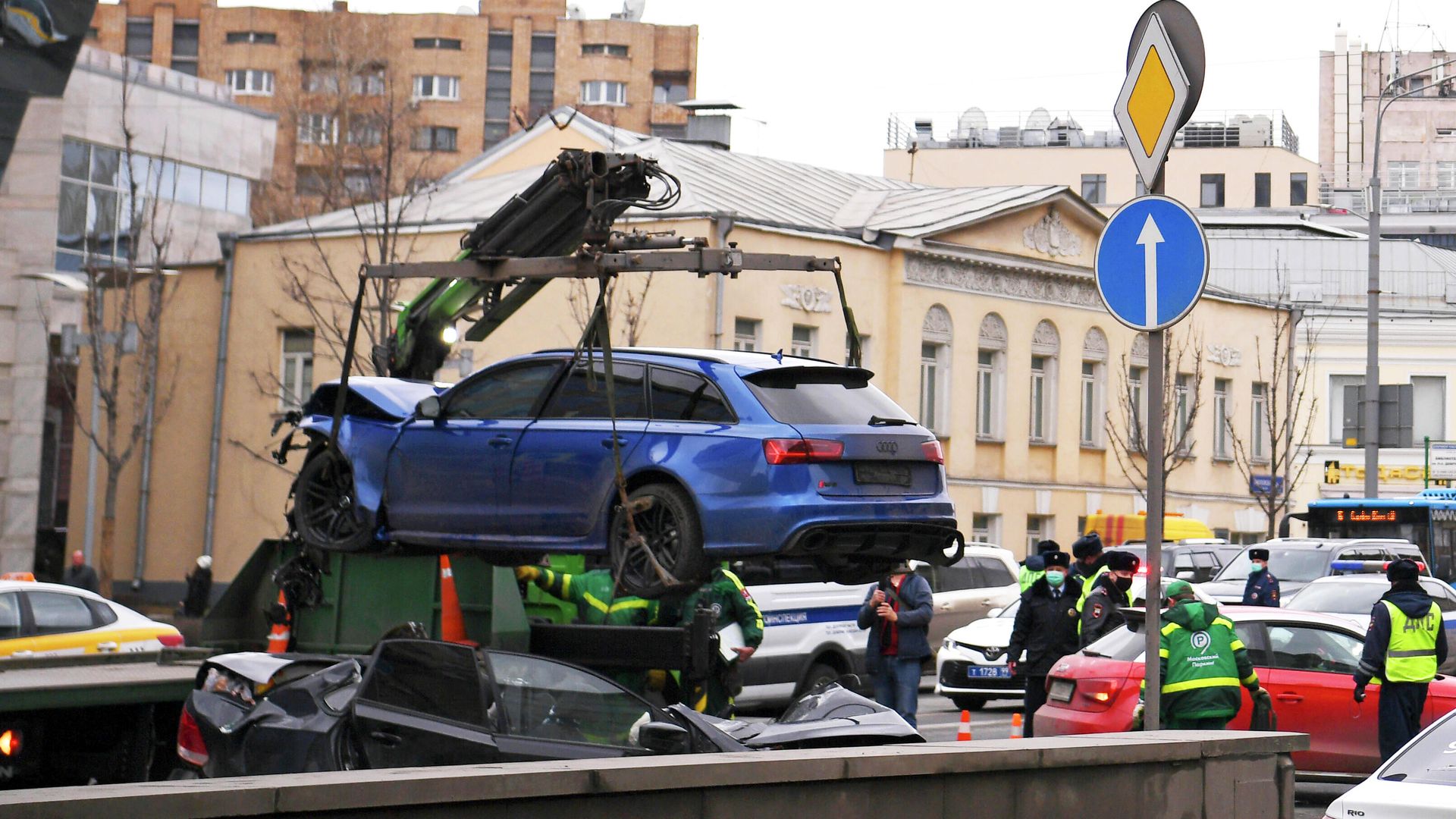 ДТП на Смоленской площади в Москве ДТП на Смоленской площади в Москве - РИА Новости, 1920, 01.04.2021