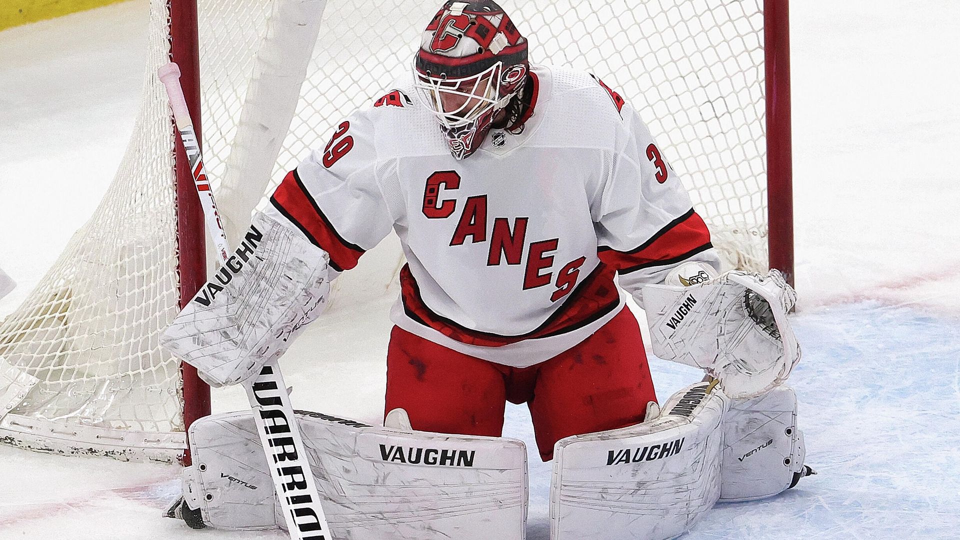 CHICAGO, ILLINOIS - MARCH 30: Alex Nedeljkovic #39 of the Carolina Hurricanes minds the net against the Chicago Blackhawks at the United Center on March 30, 2021 in Chicago, Illinois. The Blackhawks defeated the Hurricanes 2-1. Jonathan Daniel/Getty Images/AFP (Photo by JONATHAN DANIEL / GETTY IMAGES NORTH AMERICA / Getty Images via AFP) CHICAGO, ILLINOIS - MARCH 30: Alex Nedeljkovic #39 of the Carolina Hurricanes minds the net against the Chicago Blackhawks at the United Center on March 30, 2021 in Chicago, Illinois. The Blackhawks defeated the Hurricanes 2-1. Jonathan Daniel/Getty Images/AFP (Photo by JONATHAN DANIEL / GETTY IMAGES NORTH AMERICA / Getty Images via AFP) - РИА Новости, 1920, 01.04.2021