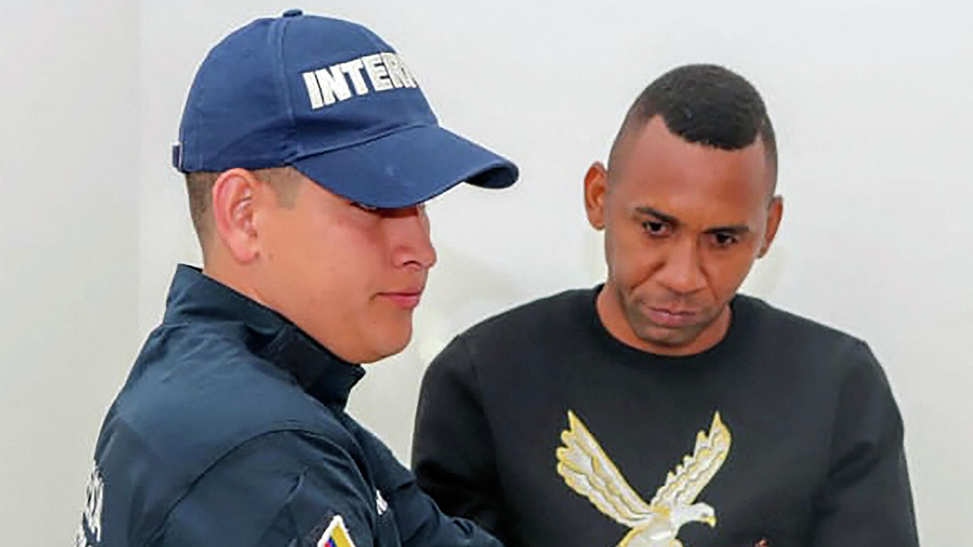 Handout picture released by the Colombian Police showing Colombia's former national football team player Jhon Viafara handcuffed before his extradition to the United States, in Bogota, on January 23, 2020. - Colombian former national football team player Jhon Viafara was extradited to the United States on January 23, 2020, where he is required after being accused of drug trafficking. Viafara has charges for manufacture and distribution of cocaine to the United States. (Photo by HO / Colombian Police / AFP) / RESTRICTED TO EDITORIAL USE - MANDATORY CREDIT AFP PHOTO / COLOMBIAN POLICE - NO MARKETING NO ADVERTISING CAMPAIGNS - DISTRIBUTED AS A SERVICE TO CLIENTS Handout picture released by the Colombian Police showing Colombia's former national football team player Jhon Viafara handcuffed before his extradition to the United States, in Bogota, on January 23, 2020. - Colombian former national football team player Jhon Viafara was extradited to the United States on January 23, 2020, where he is required after being accused of drug trafficking. Viafara has charges for manufacture and distribution of cocaine to the United States. (Photo by HO / Colombian Police / AFP) / RESTRICTED TO EDITORIAL USE - MANDATORY CREDIT AFP PHOTO / COLOMBIAN POLICE - NO MARKETING NO ADVERTISING CAMPAIGNS - DISTRIBUTED AS A SERVICE TO CLIENTS - РИА Новости, 1920, 02.04.2021