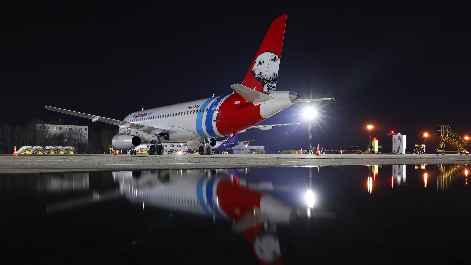 Самолет Sukhoi SuperJet авиакомпании Ямал Самолет Sukhoi SuperJet авиакомпании Ямал - РИА Новости, 1920, 01.08.2023
