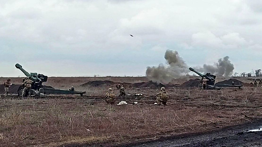 Тактическая подготовка с боевой стрельбой артиллерии вооруженных сил Украины Тактическая подготовка с боевой стрельбой артиллерии вооруженных сил Украины - РИА Новости, 1920, 03.04.2021