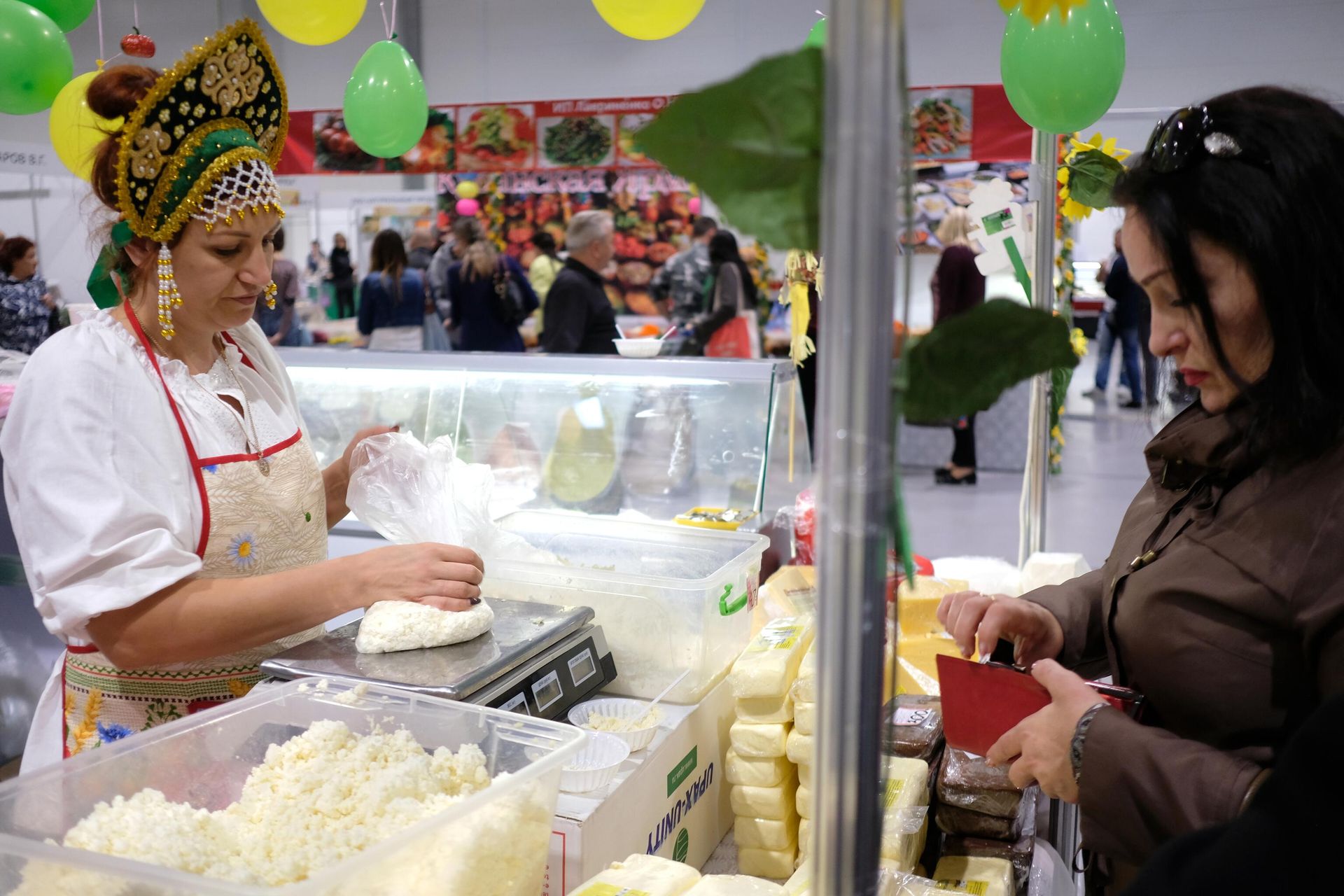 Посетительница и продавец у прилавка с молочной продукцией Посетительница и продавец у прилавка с молочной продукцией - РИА Новости, 1920, 02.04.2021