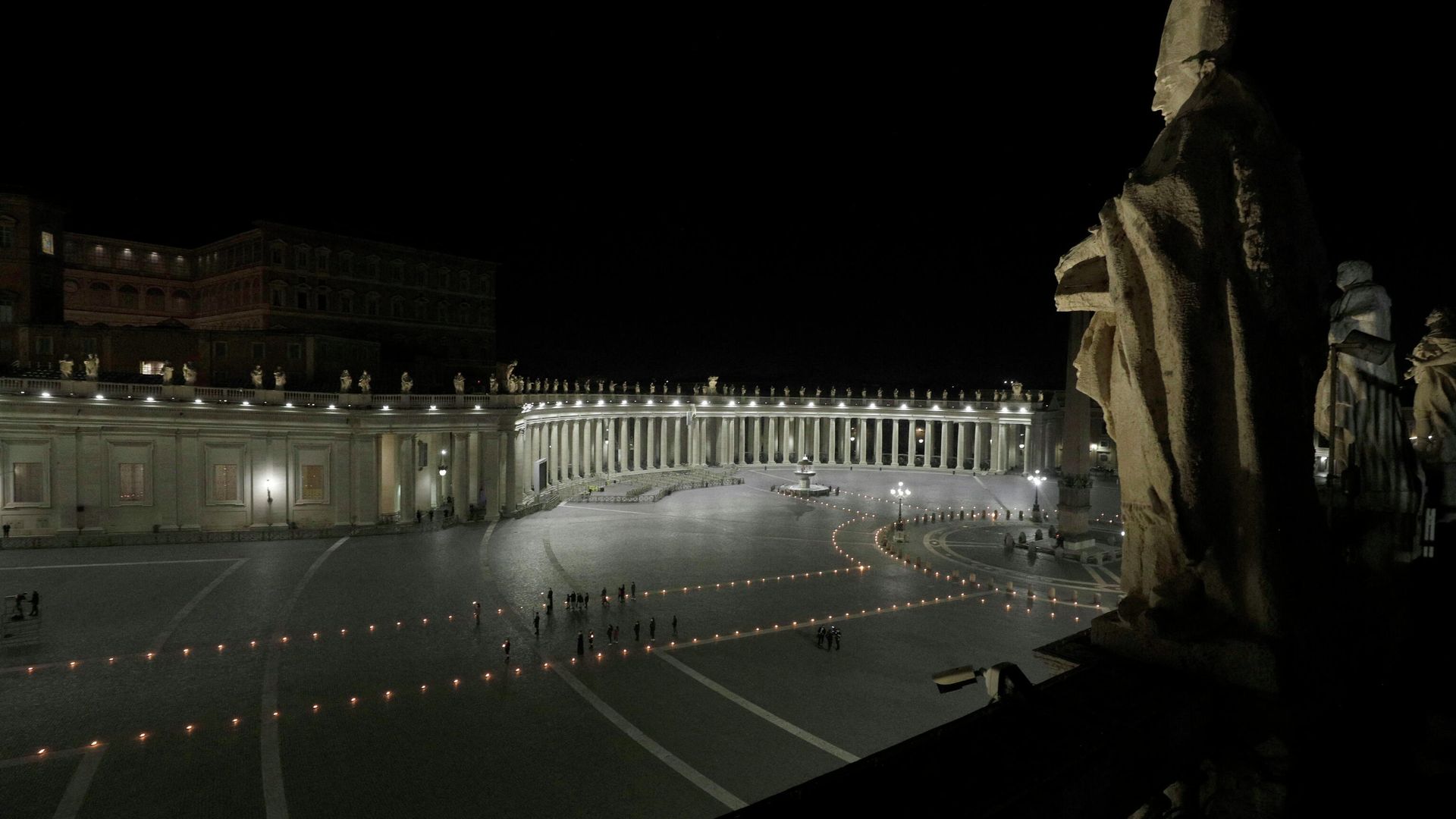 Церемония Крестного пути (Via Crucis) в Великую пятницу на площади Святого Петра в Ватикане, а не у стен Колизея, вновь прошла на пустой площади из-за пандемии коронавируса. Церемония Крестного пути (Via Crucis) в Великую пятницу на площади Святого Петра в Ватикане, а не у стен Колизея, вновь прошла на пустой площади из-за пандемии коронавируса. - РИА Новости, 1920, 02.04.2021