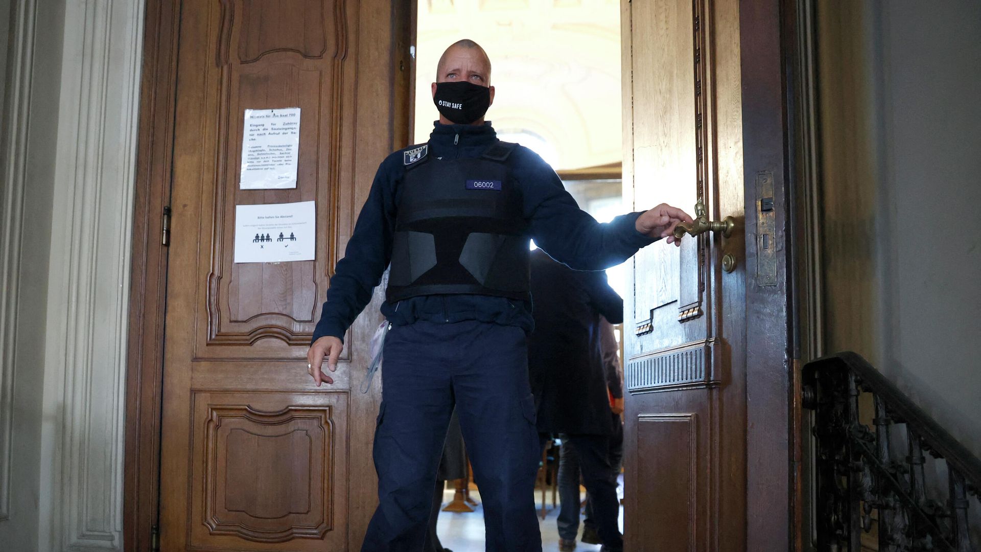 Полиция охраняет вход в зал суда перед началом судебного процесса по делу об убийстве гражданина Грузии в парке Тиргартен Полиция охраняет вход в зал суда перед началом судебного процесса по делу об убийстве гражданина Грузии в парке Тиргартен - РИА Новости, 1920, 04.04.2021