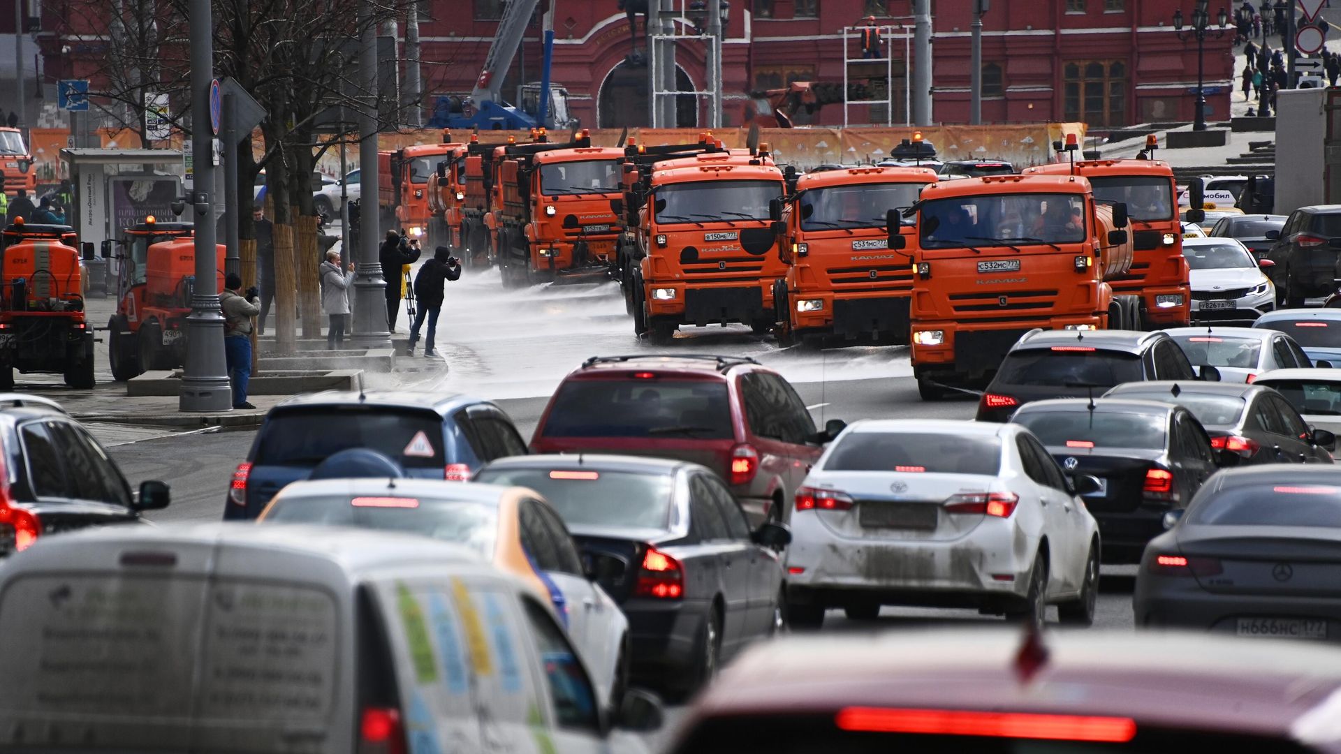 Автомобили коммунальной службы производят мытье асфальтового покрытия на Тверской улице в Москве Автомобили коммунальной службы производят мытье асфальтового покрытия на Тверской улице в Москве - РИА Новости, 1920, 23.04.2022